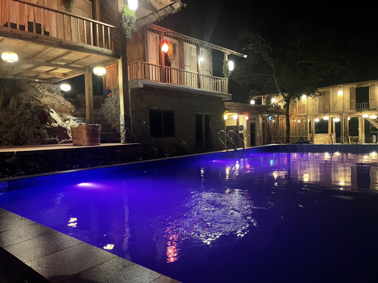 Bể bơi Nhộng Retreat về đêm